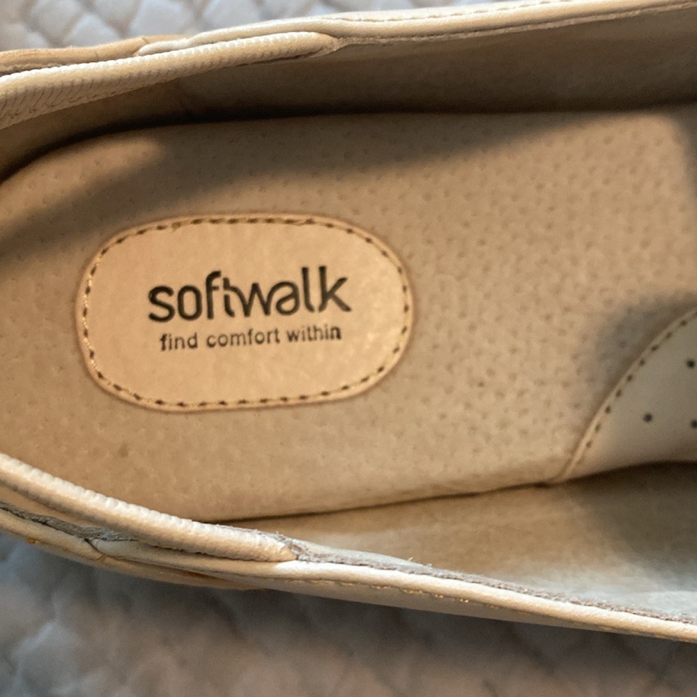 SoftWalk Women's Beige Leather Shoes - Picture 2 of 5
